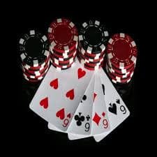 Bingo ကတ်ပြားများနှင့် နံပါတ်ဘောင်းများ ကစားနေသောမြင်ကွင်း